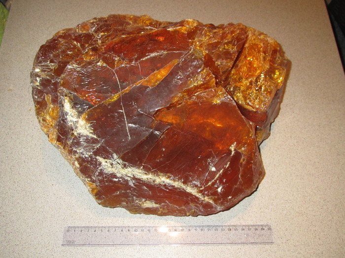 Hoe kan een barnsteen van 11 kg en 30x30x20 cm ontstaan uit kleine
